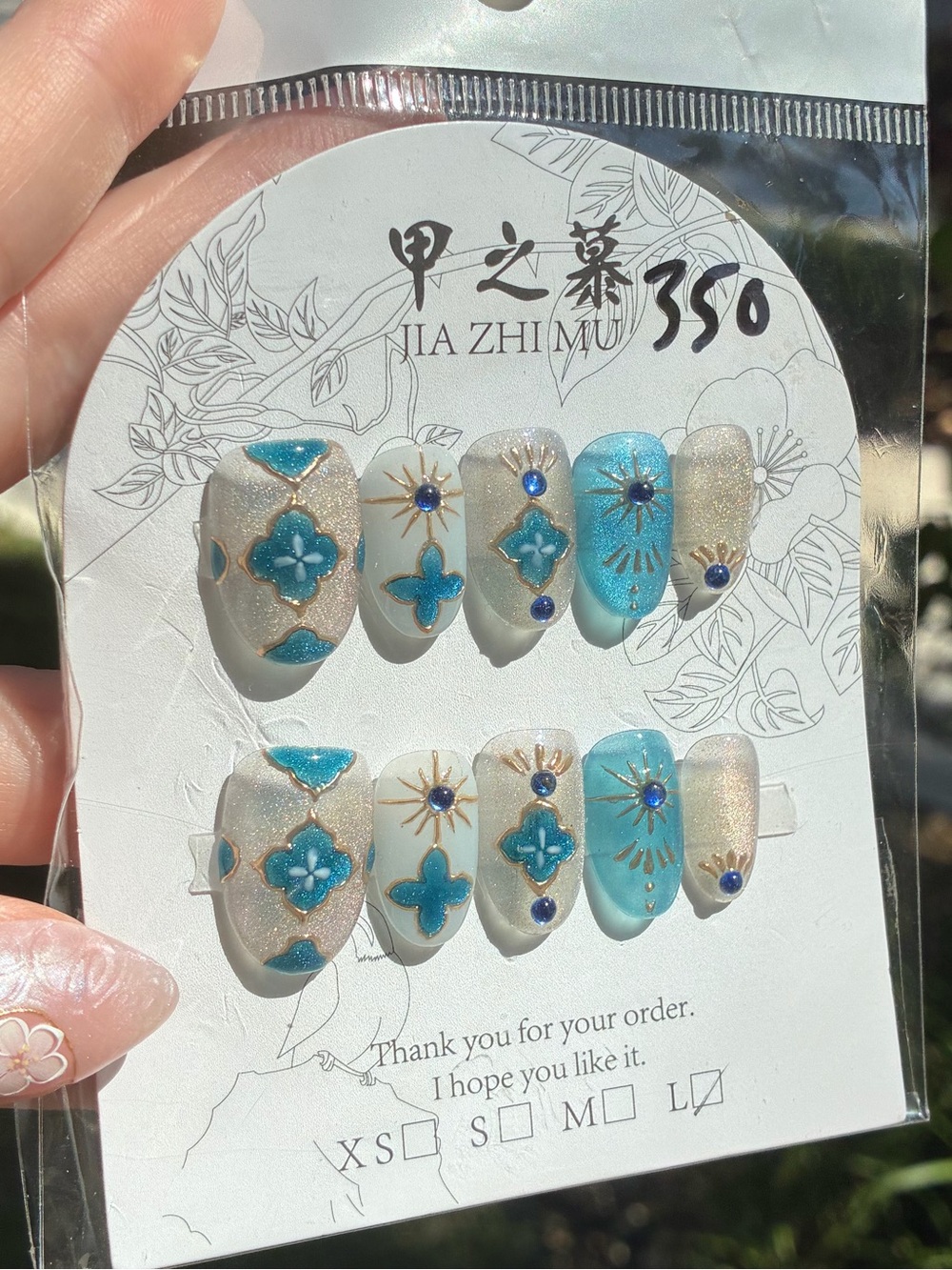 JIA ZHI MU Vintage Porcelain & Gold Starburst Gel Press-On Nails - Picture 2 of 3